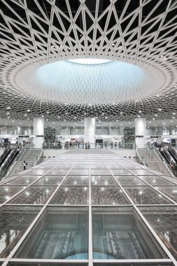 Shenzhen, Çin - Kasım 05.2023: Şehir merkezindeki dört metro hattı merkezi olan Shenzhen Metro İstasyonu Gangxia North 'un iç kesimi. Adı 