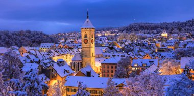 Eski İsviçre şehri Schaffhausen 'in kışın manzarası ve Hristiyanların günbatımında aydınlanma manzarası