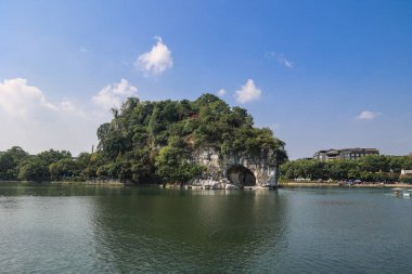 Fil hortumu manzarası Guilin, Çin 'de aşınmış bir karst jeolojik oluşumu.