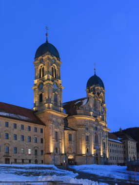 Einsiedeln 'in Benedictine Manastırı. Kışın mavi saatinde güçlü bazilikasıyla..