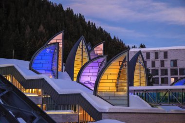 Arosa, İsviçre - 25 Aralık. 2023: İsviçre Alpleri Arosa 'nın eğlence alanında İsviçreli mimar Mario Botta tarafından tasarlanan lüks Tschuggen Grand Hotel' in modern unsuru.