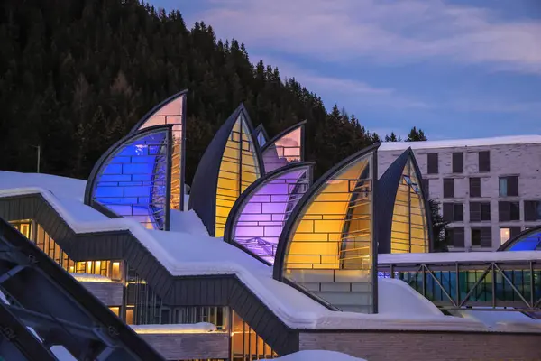 Arosa, İsviçre - 25 Aralık. 2023: İsviçre Alpleri Arosa 'nın eğlence alanında İsviçreli mimar Mario Botta tarafından tasarlanan lüks Tschuggen Grand Hotel' in modern unsuru.