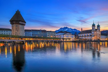 Luzern Kappelbrucke Köprüsü ve Jesuten Kilisesi 'nin arka planında Pilatus Dağı, İsviçre