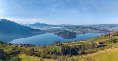 İsviçre 'nin merkezindeki Zug Gölü' nün havadan görünüşü. Arka planda ünlü Alpen tepeleri Rigi ve Pilatus var.