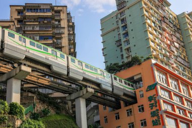 Chongqing, Çin - 20 Ekim. 2023: Chongqing 'deki Liziba İstasyonu' ndaki yüksek binadan geçen raylı metro..