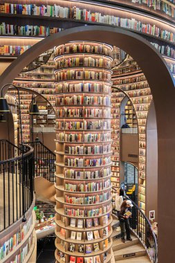 Chengdu, Çin - 15 Ekim. 2023: Çin 'in Chengdu şehrinin banliyösündeki Zhongshuge' un ayna yansıması kullanılarak modern mimari tasarımı