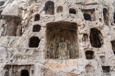 Longmen Grottoes yamacında, içinde yontulmuş Buda heykelleri olan yüzlerce mağara var, Luoyang, Çin