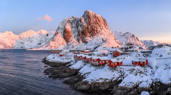 Geleneksel Norveçli balıkçı kulübeleri, rorbuer, Hamnoy adasında, Reine Lofoten 'de gün doğumunda Norveç. 