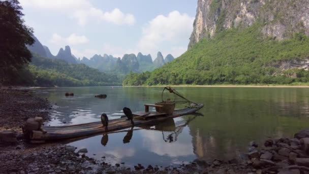 Τοπίο Του Βουνού Karsten Κατά Μήκος Του Ποταμού Στο Guilin — Αρχείο Βίντεο