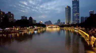 Chongqing Çin - 20 Ekim. 2023: Çin 'in başkenti Chongqing' de linüminize edilmiş modern binalarla gece sahnesi