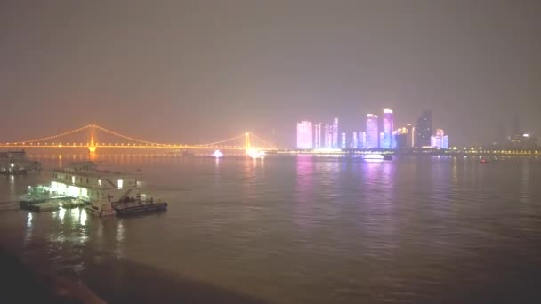 Wuhan China Octubre 2023 Escena Nocturna Río Yangtze Con Edificios — Vídeo de stock