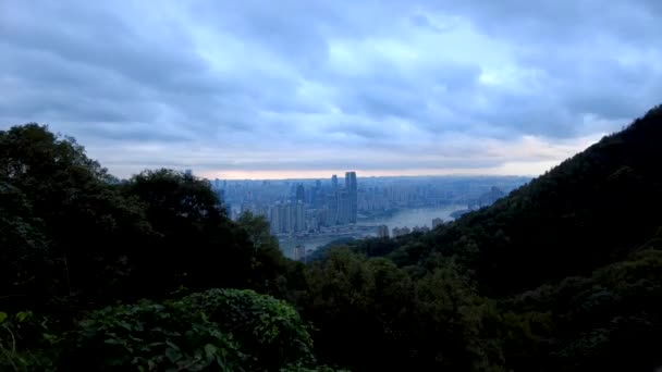 Chongqing Şehrinin Finans Bölgesi Akşam Saatlerinde Nanshan Tepelerinden Izlendi — Stok video