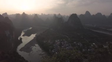 Gün batımında Guilin, Li Nehri ve Karst dağlarının zaman turları