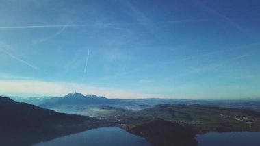 İsviçre 'nin merkezindeki Zug Gölü' nün havadan görünüşü. Arka planda ünlü Alpen tepeleri Rigi ve Pilatus var.