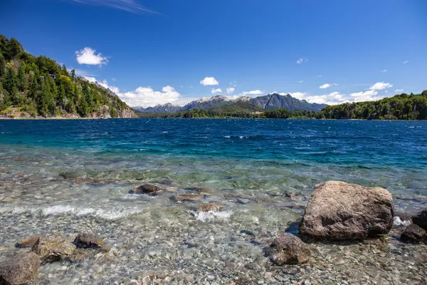 Nahuel Huapi Gölü 'nün turkuaz suyu, Bariloche, Patagonya, Arjantin' in güzel manzarası.