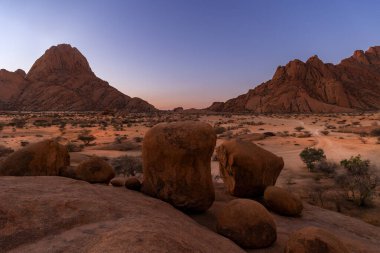 Spitzkoppe, Namibya 'da gün batımında kaya oluşumlu bir dağ.