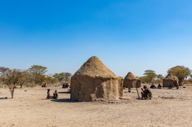 Namibya - 14 Temmuz: Himba kabilesinin bir köyünde çocukların oynadığı ve kadınların sohbet ettiği günlük yaşam. Himba halkı Kuzey Namibya 'da yaşayan yerli bir kabiledir.