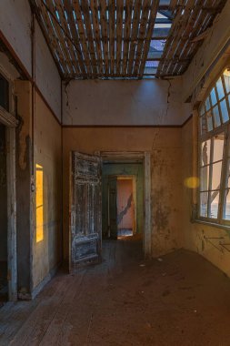 Günbatımında Kolmanskop 'taki terk edilmiş ev, Güney Namibya' daki terk edilmiş elmas madeni köyü..