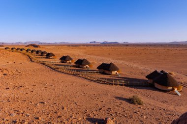 Soussvlei, Namibya - Temmuz 2024: Souss Tavellers pansiyonlarının güneşli gökyüzü, Naukluft parkı, Namibya