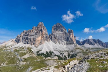 Meşhur Dolomitlerin güney yamacı Tre Cime di Lavaredo ve Refugio Auronzo dağın eteklerinde..