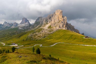 Arkadaki Monte Gusela ile Giau 'yu geçmek ve yaklaşan fırtınadan önce ayağında kıvrımlı yollar, Dolomitler, İtalya