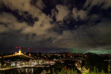 10 Ekim 'de Kuzey Kutbu' ndan 8. derece jeomanyetik fırtına patlaması. 2024. Auroa borealis, İsviçre 'nin Schaffhausen şehrinden yaklaşık 3000 kilometre uzakta görülmektedir..