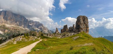 Dolomitlerin Panorama 'sı Dolomiti Ampezzane, Güney Tirol, İtalya' da Cinque Torri zirvesinde
