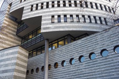 Basel, İsviçre - 30 Kasım 2020: İsviçre 'nin Basel kentindeki Uluslararası Yerleşim Bankası' nın Botta binasının detayları