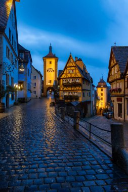 Eski kasabanın ünlü çatal yolu Rothenburg ob der Tauber sessiz mavi saatte. (Almancada 