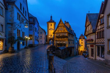 Eski kasabanın ünlü çatal yolu Rothenburg ob der Tauber sessiz mavi saatte. (Almancada 