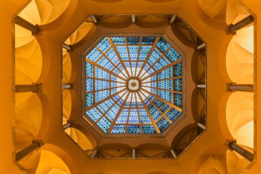 Zürih, İsviçre - 11 Kasım. 2020: Eski Peterhof evinin cam yapı tavanı, Zürih 'teki kültürel varlıklar listesinde yer alıyor..