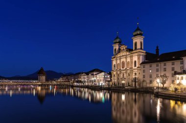 Arka planda Pilatus Dağı ve Noel Aydınlatma Rathaussteg ile Cizvit Kilisesi, Lucerne, İsviçre