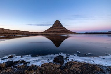 Ünlü Kirkjufell dağının yansıması İzlanda 'da sonbahar mevsiminde gün batımında. 