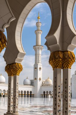 Abu Dabi, BAE - 27 Şubat. 2023: Şeyh Zayed Büyük Camii, Birleşik Arap Emirlikleri 'nde bitki desenli minare beyaz mermer sütunlar