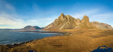 Hvalnes Doğa Koruma Alanı 'nın hava görüntüleri İzlanda' nın güney kıyısında sonbahar renklerinde siyah çakıl taşı plajlarıyla 