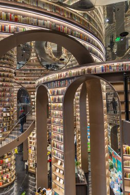 Chengdu, Çin - 15 Ekim. 2023: Çin 'in Chengdu şehrinin banliyösündeki Zhongshuge' un ayna yansıması kullanılarak modern mimari tasarımı