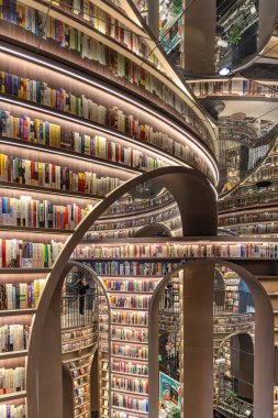 Chengdu, Çin - 15 Ekim. 2023: Çin 'in Chengdu şehrinin banliyösündeki Zhongshuge' un ayna yansıması kullanılarak modern mimari tasarımı