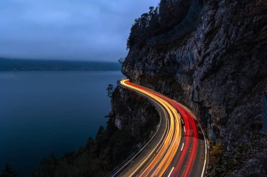 Uçurumun kenarındaki Spetacular otoyolu. Akşamları trafik ışığı yolu var.