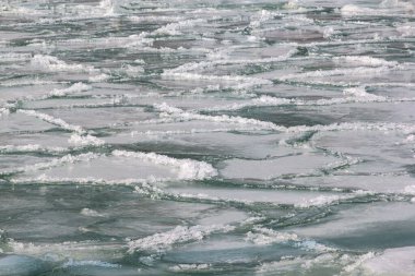 Orta Avrupa, Constance Gölü 'ndeki soğuk bir kıştan kalma dondurucu buz kalıbında donmuş göl yüzeyi.