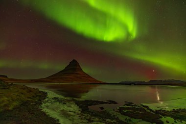 Kirkjufell üzerindeki kuzey ışıkları veya aurora borealis Ekim sonbahar sezonunda İzlanda 'da.