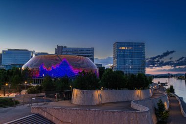 Basel, İsviçre - 16. Mayıs 2022: Yeni Novartis Pavillon 'da günbatımında ışık gösterisi. Novartis tıp araştırmaları ve ürünleri için önde gelen bir ilaç şirketi..