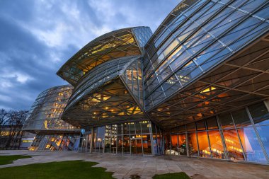 Basel, İsviçre - 09 Aralık 2024: Frank Gehry tarafından tasarlanan Novartis 'in Gehry Binası, Cafe, restoran ve forumlar için bir fütüristik cam ve çelik yapı..