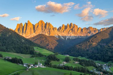 İtalya 'nın Güney Tyrol kentindeki Dolomites Dağları' ndaki Odle Ridge 'in üzerindeki ışıltıdan sonra