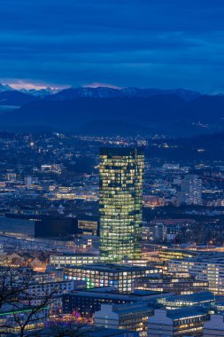 Zürih, İsviçre - 18 Aralık. 2024: Zürih şehir merkezindeki modern bina alacakaranlıkta Prime Tower.
