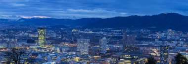 Zürih, İsviçre - 18 Aralık. 2024: İsviçre finans merkezi Zürih 'in mavi saati.