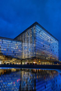 Reykjavik, İzlanda - 06 Kasım 2024: Reykjavik limanındaki modern Harpa Konser Salonu