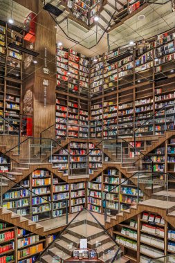 Chongqing, Çin - 20 Ekim. 2023: Chongqing 'deki Zhongshuge kitapçısının eşsiz iç tasarımı, tavandaki kısa merdivenleri ve aynaları kullanarak sihirli geometrik formları sunuyor..