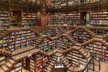 Chongqing, Çin - 20 Ekim. 2023: Chongqing 'deki Zhongshuge kitapçısının eşsiz iç tasarımı, tavandaki kısa merdivenleri ve aynaları kullanarak sihirli geometrik formları sunuyor..