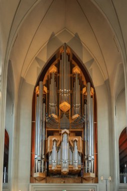 Reykjavik, İzlanda - 27 Ekim. 2024: Hallgrmur Kilisesindeki Büyük Boru Organı (Hallgrmskirkja).