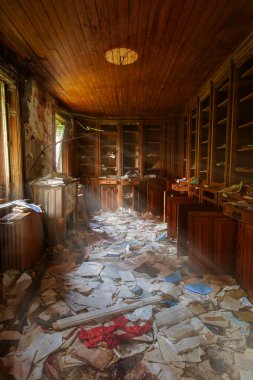 Terk edilmiş çalışma kitapları etrafa saçılmış - şehir keşfi